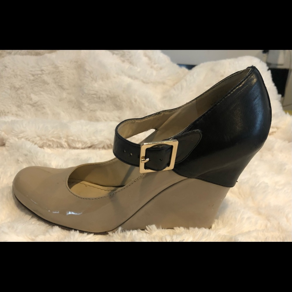 Tan/black Nine West wedges